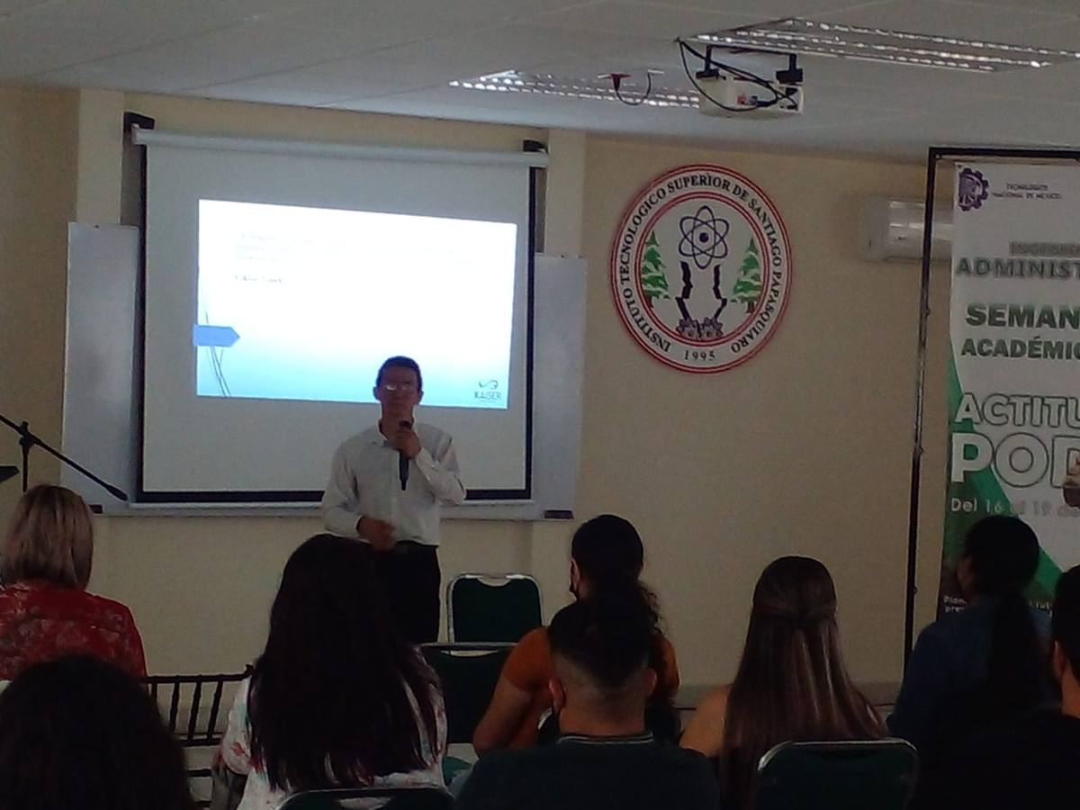 Conferencia Actitud de Poder ante estudiantes