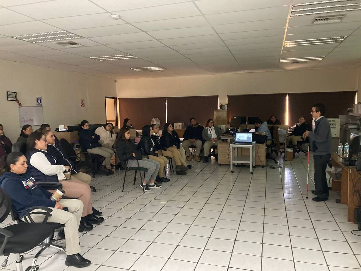 Franko Kaiser impartiendo un taller a un grupo de trabajo