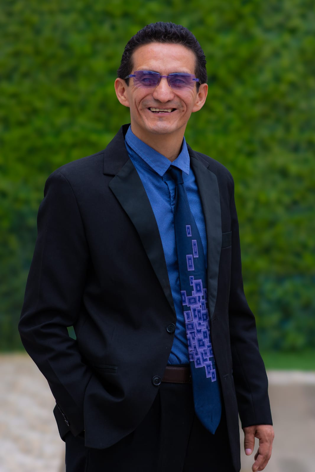 Franko Kaiser, fundador de Kaiser Desarrollo Humano, sonriendo de pie con traje oscuro