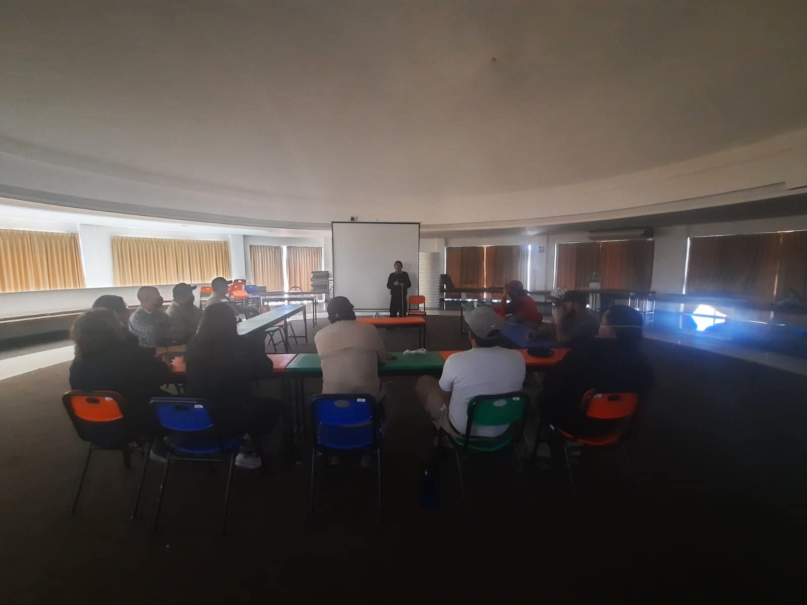 Sesión grupal de desarrollo humano en una sala de formación